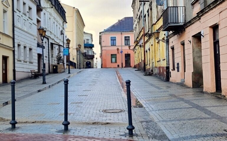 Więcej miejsc parkingowych ale w strefie