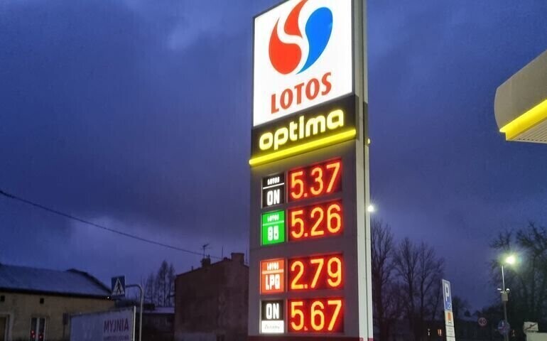 VAT obniżony na stacjach paliw taniej