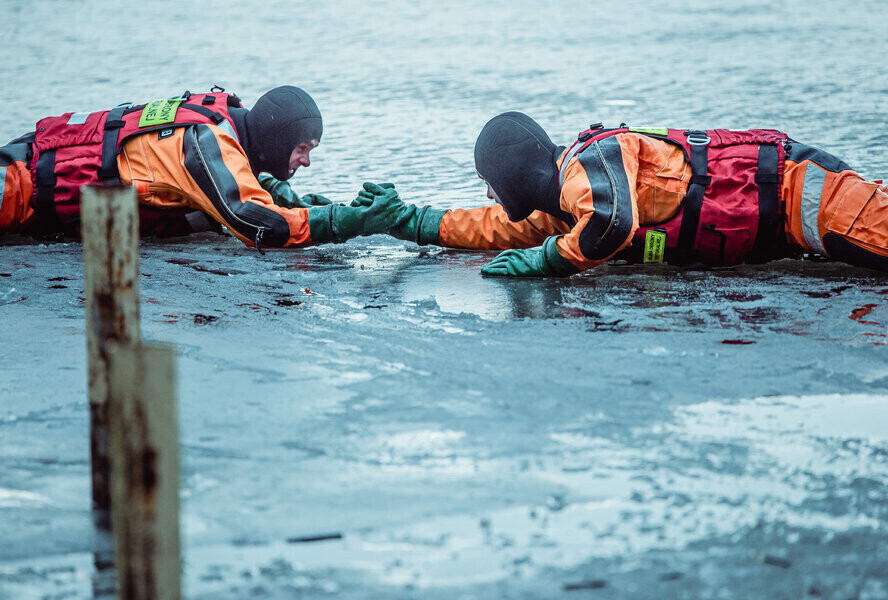 Uczyli ratować poszkodowanych na lodzie