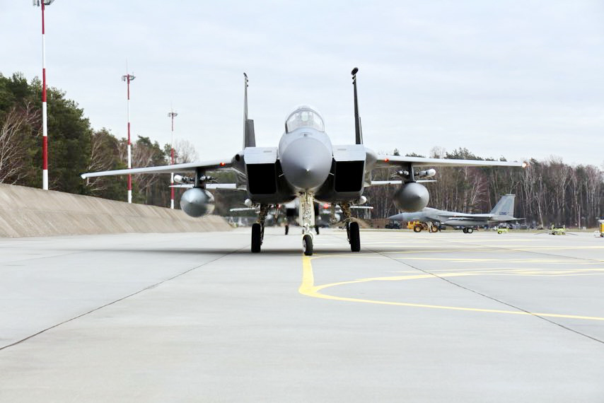 Amerykańskie myśliwce wylądowały 35 kilometrów od Piotrkowa