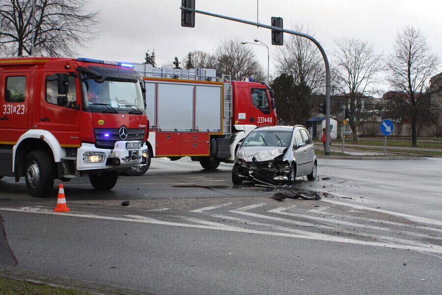 Groźne zderzenie osobówek w al. 3 Maja