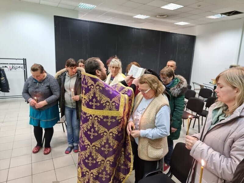 Nabożeństwo w centrum dla uchodźców