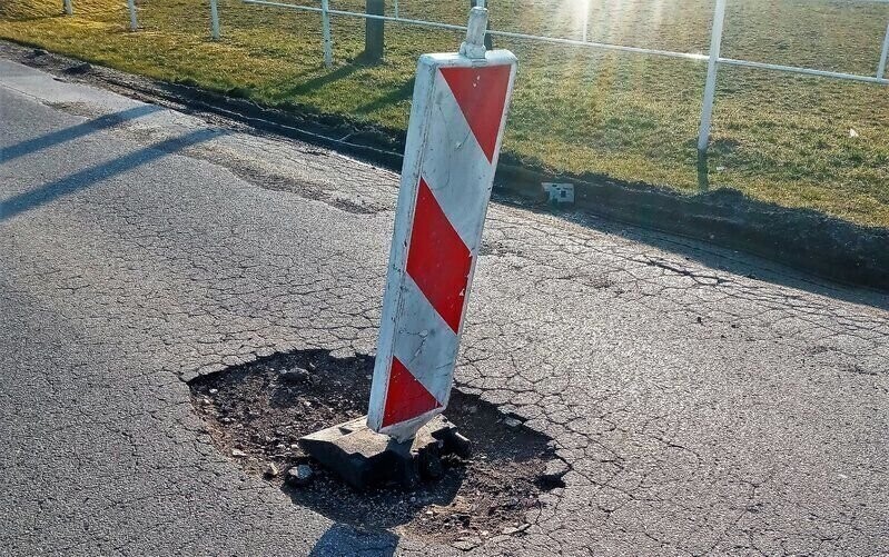 Uciążliwa dziura w drodze W środę zgłoś ją do Magla