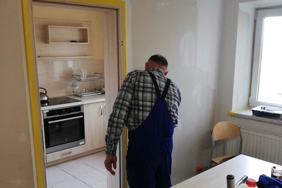 Skazani przygotowują mieszkania dla uchodźców