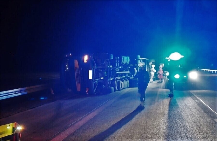 Ciężarówka przewróciła się na A1