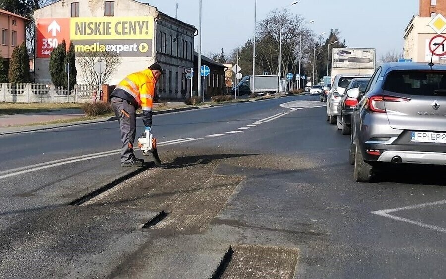 Łatają dziury na Sulejowskiej