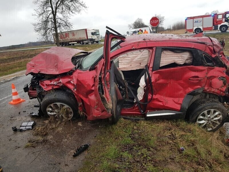 Zlekceważył znak STOP i skasował mazdę