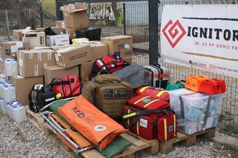 Pomoc Ukrainie. Wysyłają sprzęt leki i... worki na zwłoki