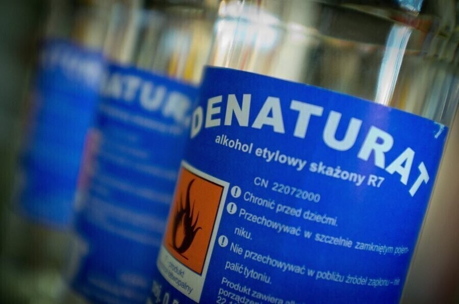 Kobieta nie żyje mężczyzna w ciężkim stanie po zatruciu denaturatem