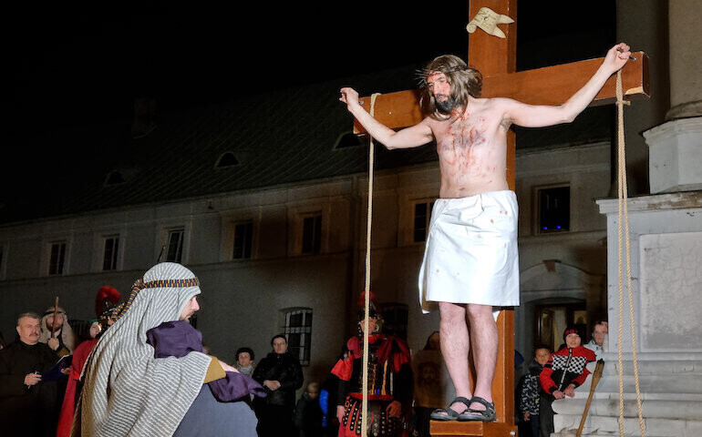 Widowisko pasyjne w Piotrkowie. Droga krzyżowa na ulicach miasta