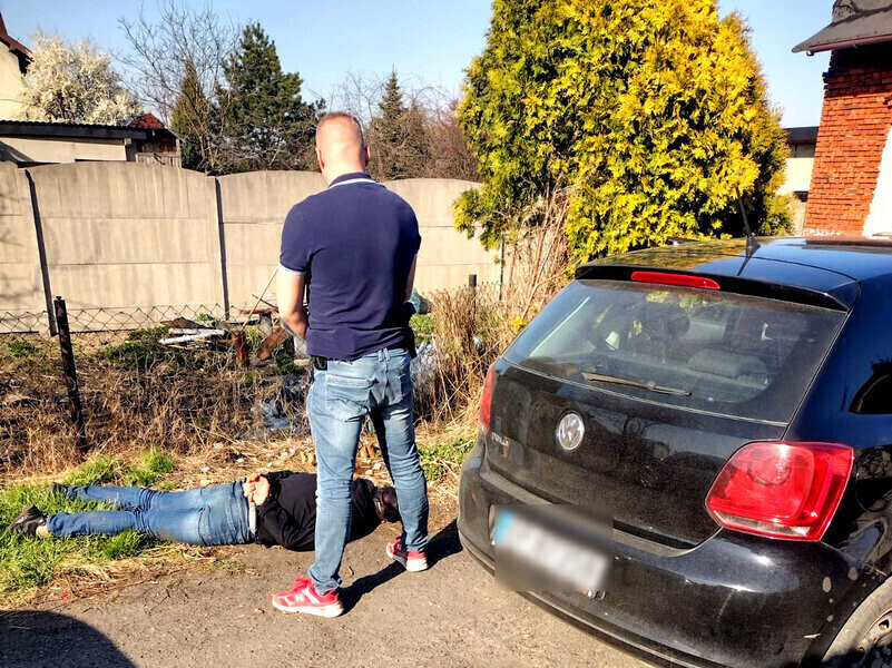 Pobili znęcali się okradli i uwięzili 26-latka