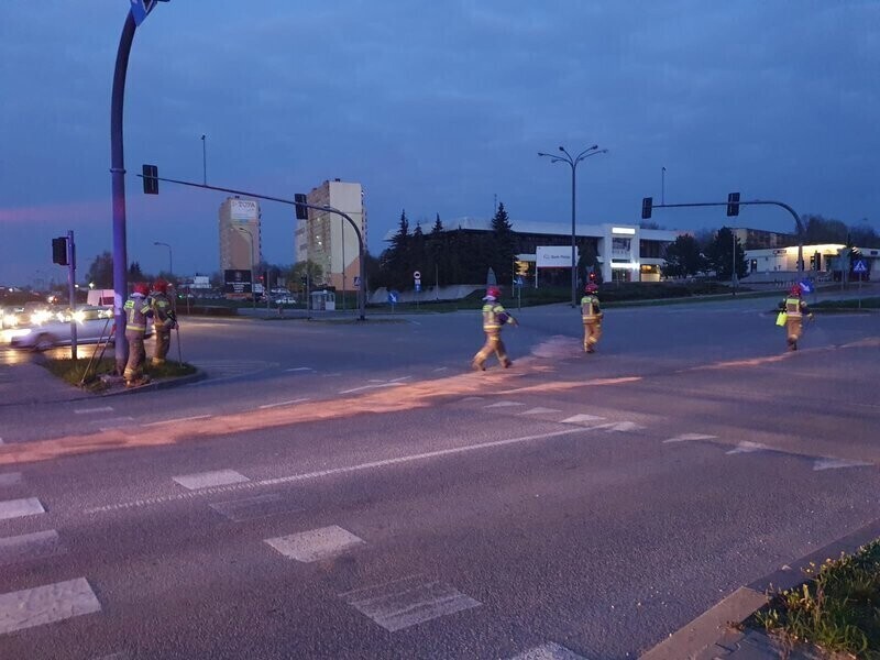 Strażacy usuwali rozlane paliwo na Armii Krajowej i Piłsudskiego