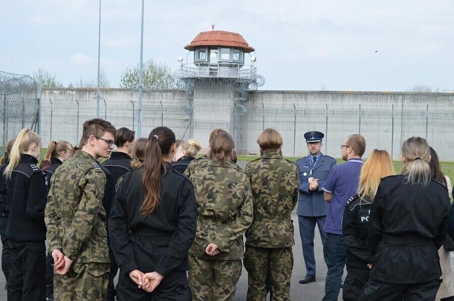 Zachęcali maturzystów do pracy w areszcie