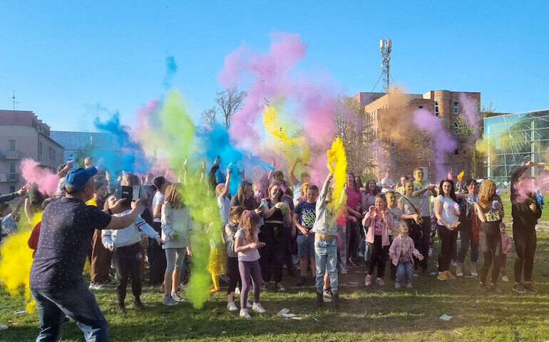 Kolorowe szaleństwo na placu Pofranciszkańskim