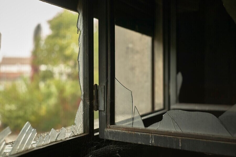 Wybił szybę i uciekł