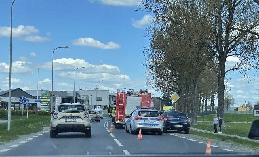 Zderzenie trzech osobówek na Łódzkiej ZDJĘCIA