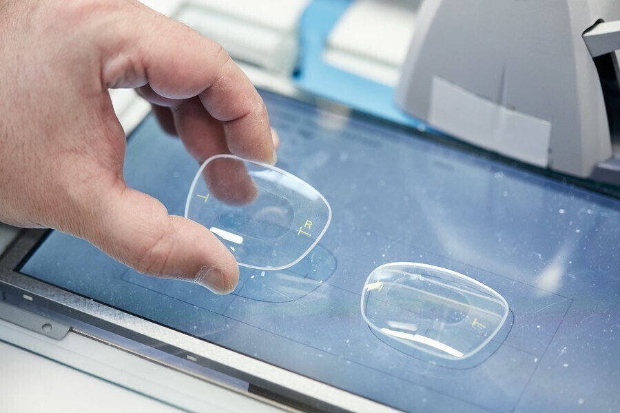 Książki i spacery z jedną parą okularów. Co warto wiedzieć przed zakupem szkieł progresywnych