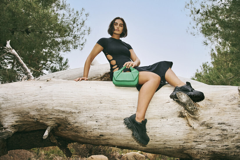 Z czym nosić sneakersy by wyglądać kobieco