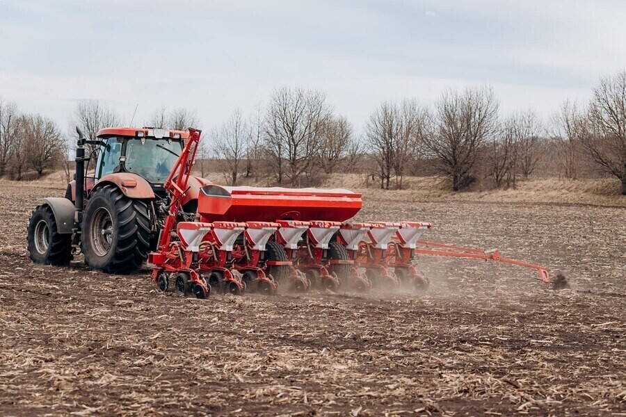 Toyota uszkodzona przez... spadającą łopatę