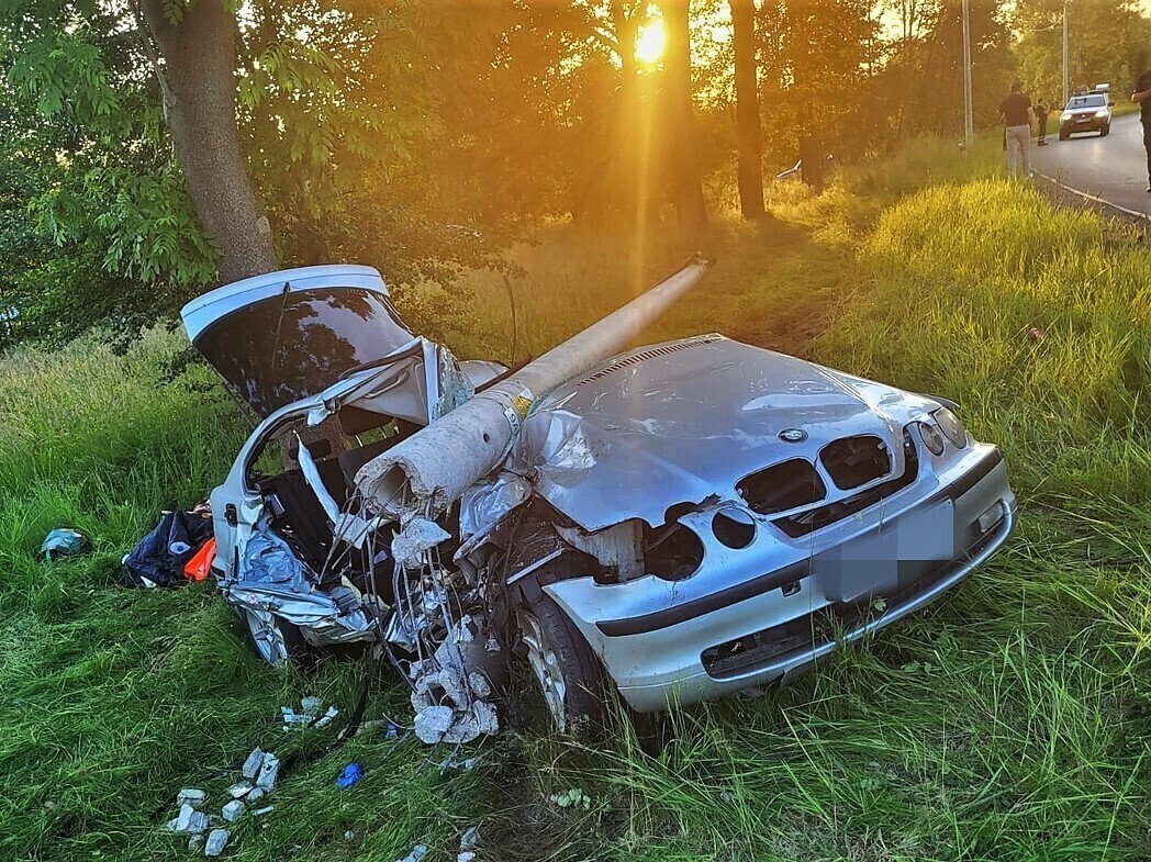 Pijany 30-latek uderzył w słup. Grozi mu więzienie