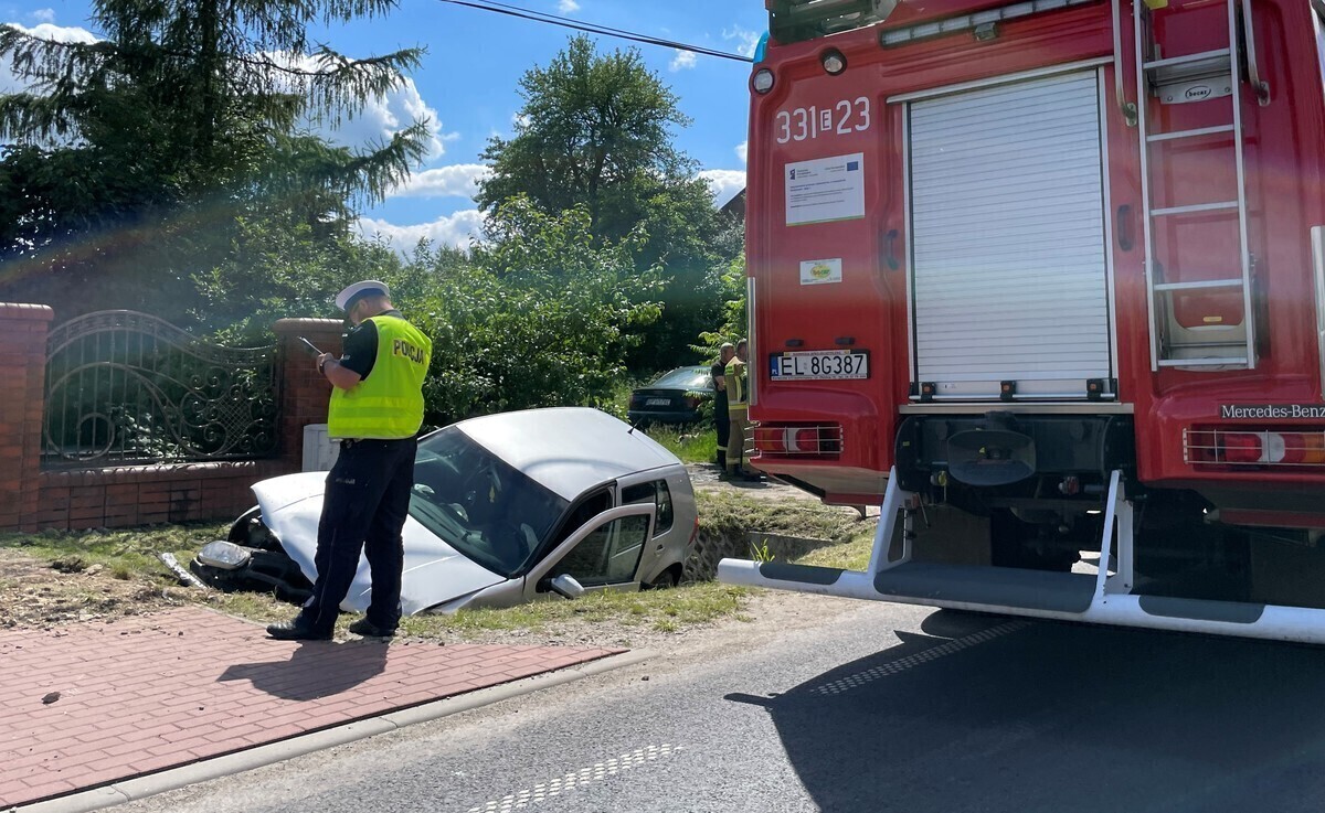 Samochód w rowie ZDJĘCIA