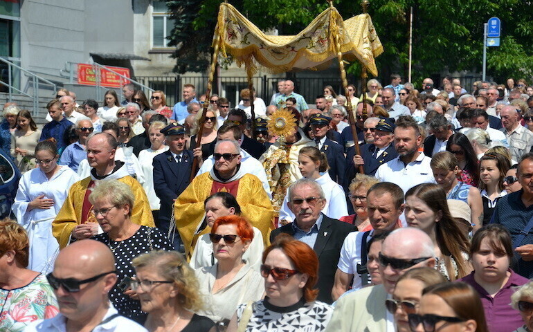 Te Deum laudamus. Boże Ciało na ulicach Piotrkowa DUŻO ZDJĘĆ