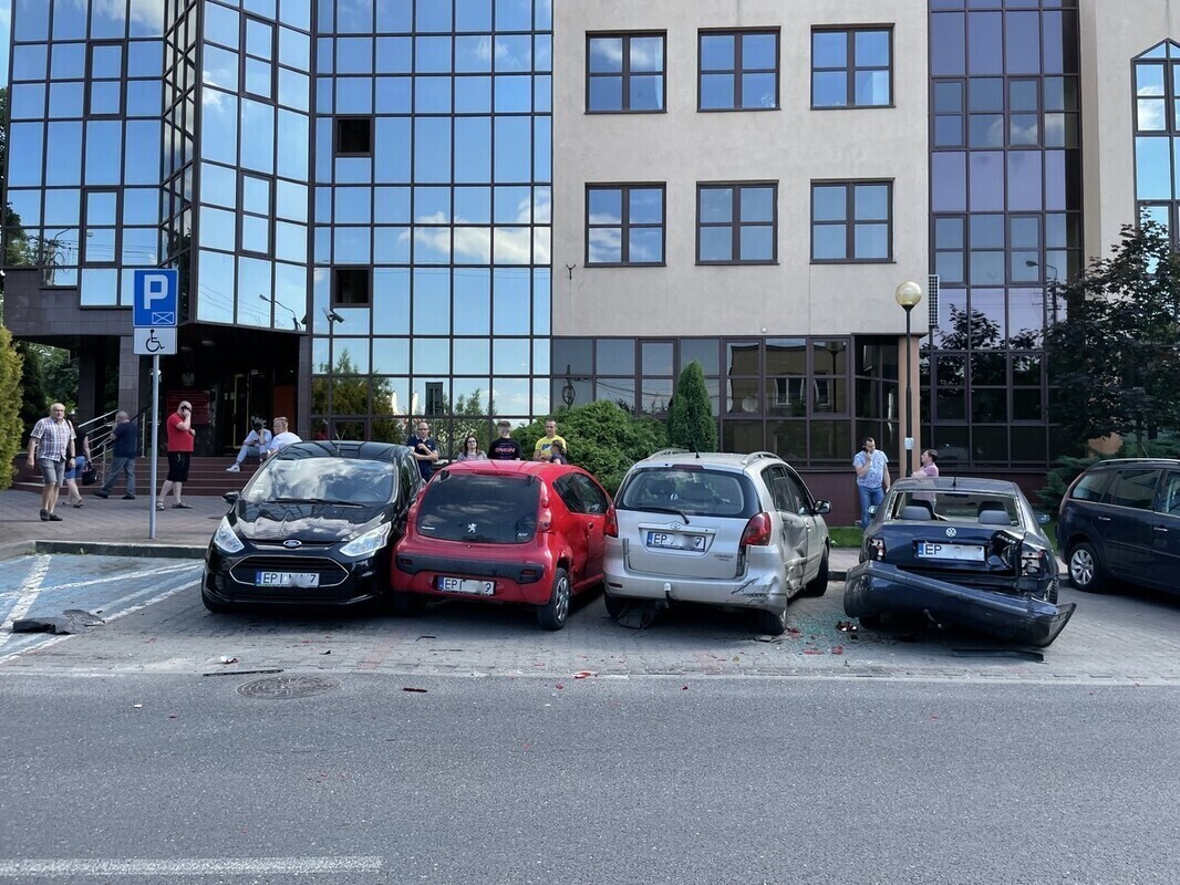 Staranował 5 samochodów przy ZUS-ie. Zawinił owad ZDJĘCIA