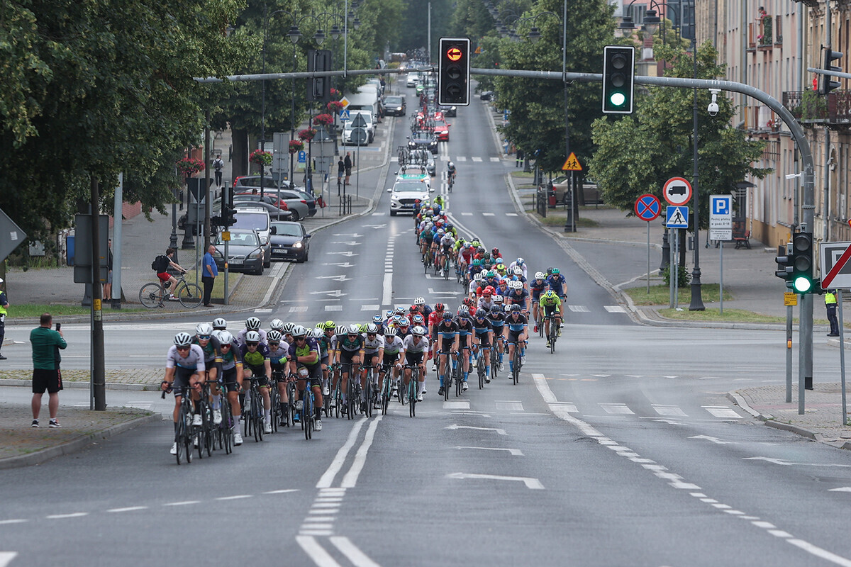 Kolarze przemknęli przez Piotrków i region ZDJĘCIA