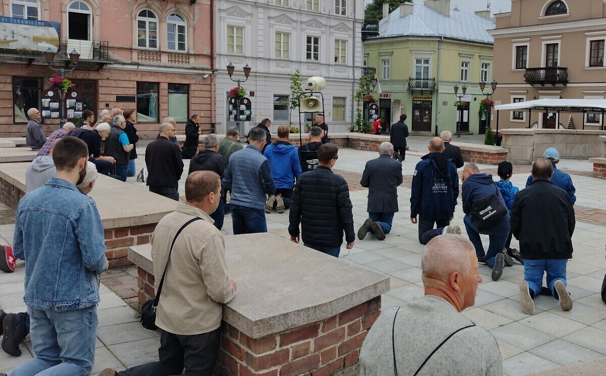 Z różańcem modlili się o miłość