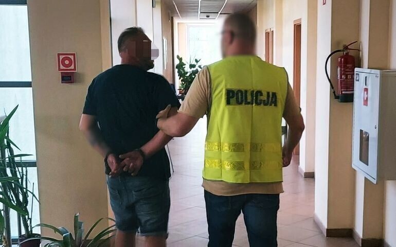 Pijany odpoczywał w centrum po kradzieży auta