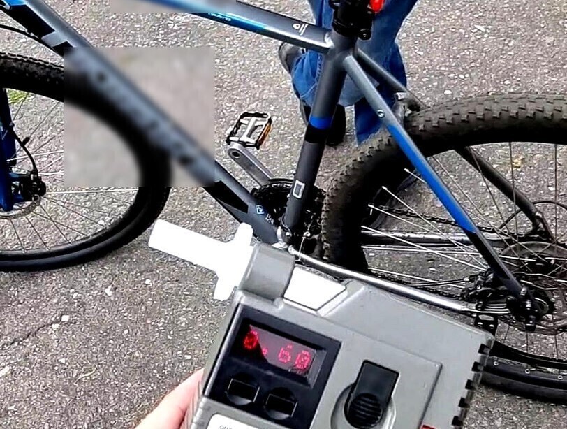 Rowerzysta na podwójnym gazie na ul. Czarnej