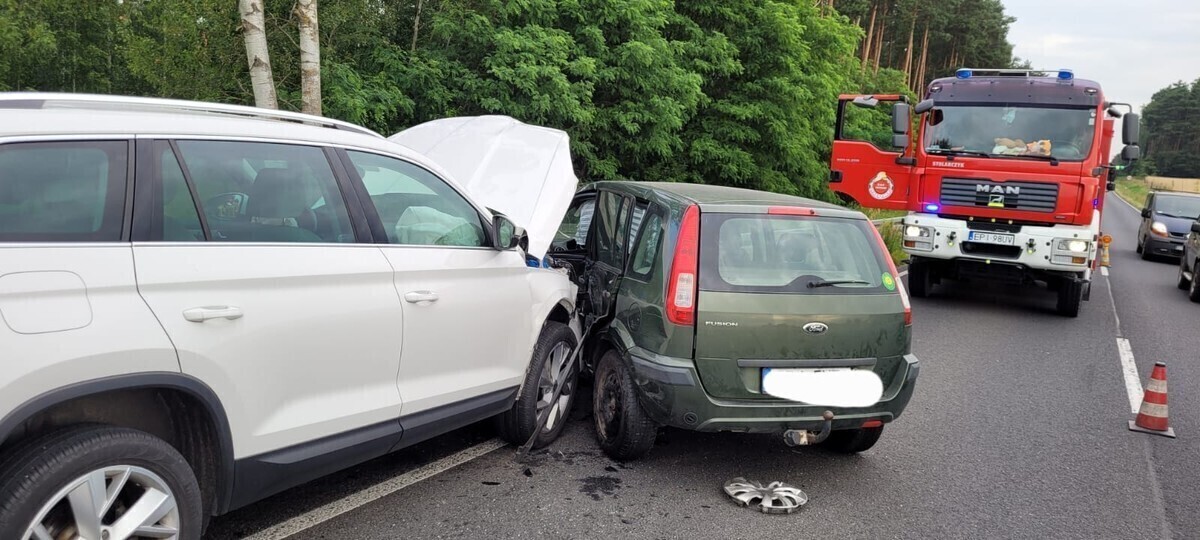 Jedna osoba ranna po zderzeniu osobówek