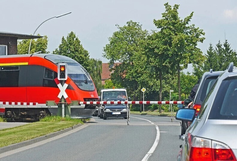 Ciężarówka staranowała zapory kolejowe