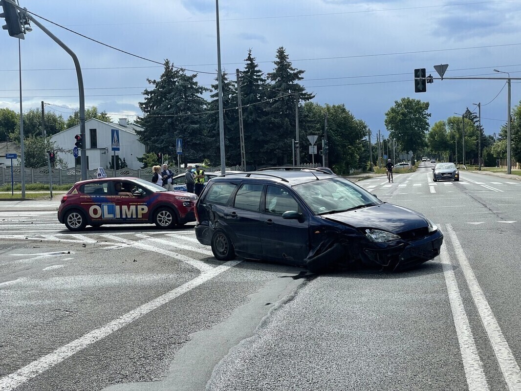 Zderzenie osobówek na Słowackiego w Piotrkowie