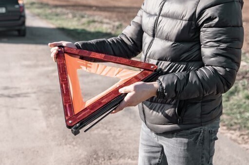 Pijany z potrójnym zakazem rozbił samochód na drzewie