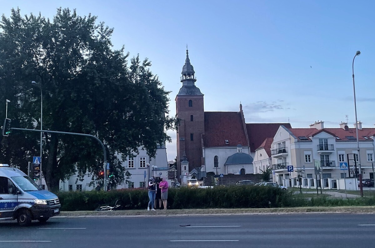 Potrącenie rowerzysty na pasach ZDJĘCIA