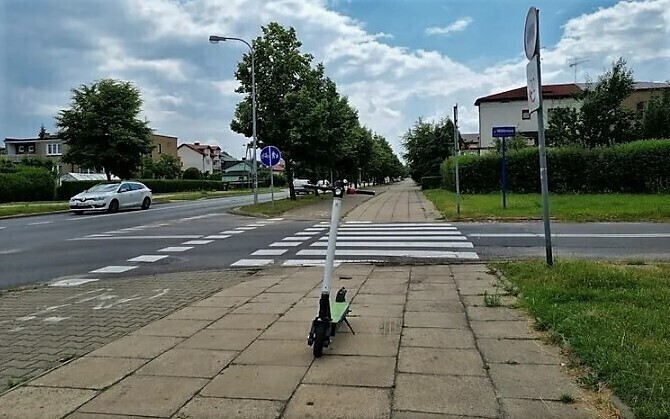 Hulajnogą po chodniku