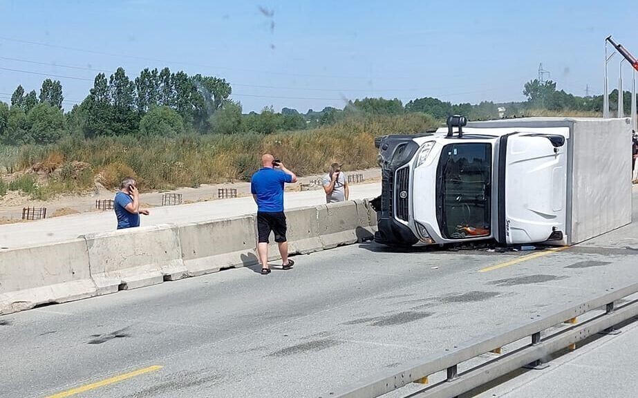 Samochód przewrócił się na A1