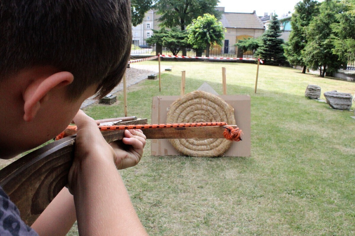 Zmienili się w wakacyjnych rycerzy i archeologów