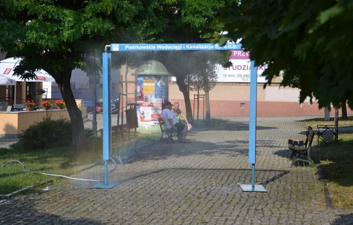 Kurtyny wodne jednak stanęły