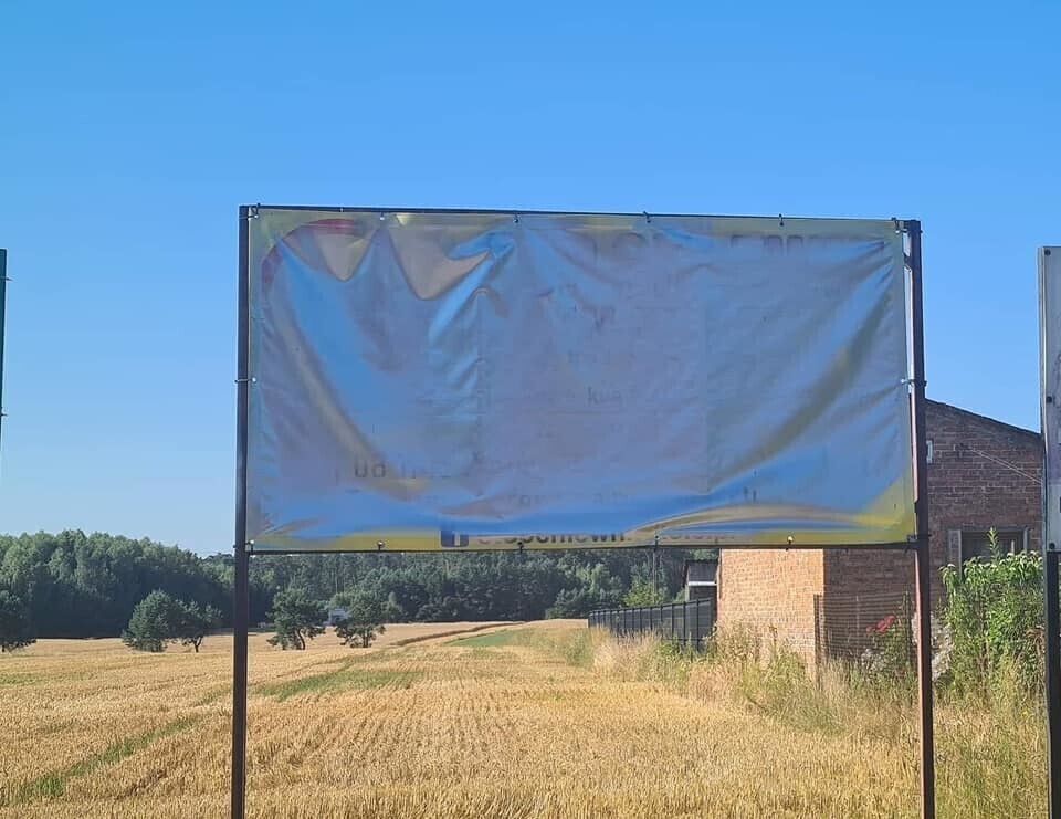 Ktoś zniszczył banery przeciwników chlewni w Kole