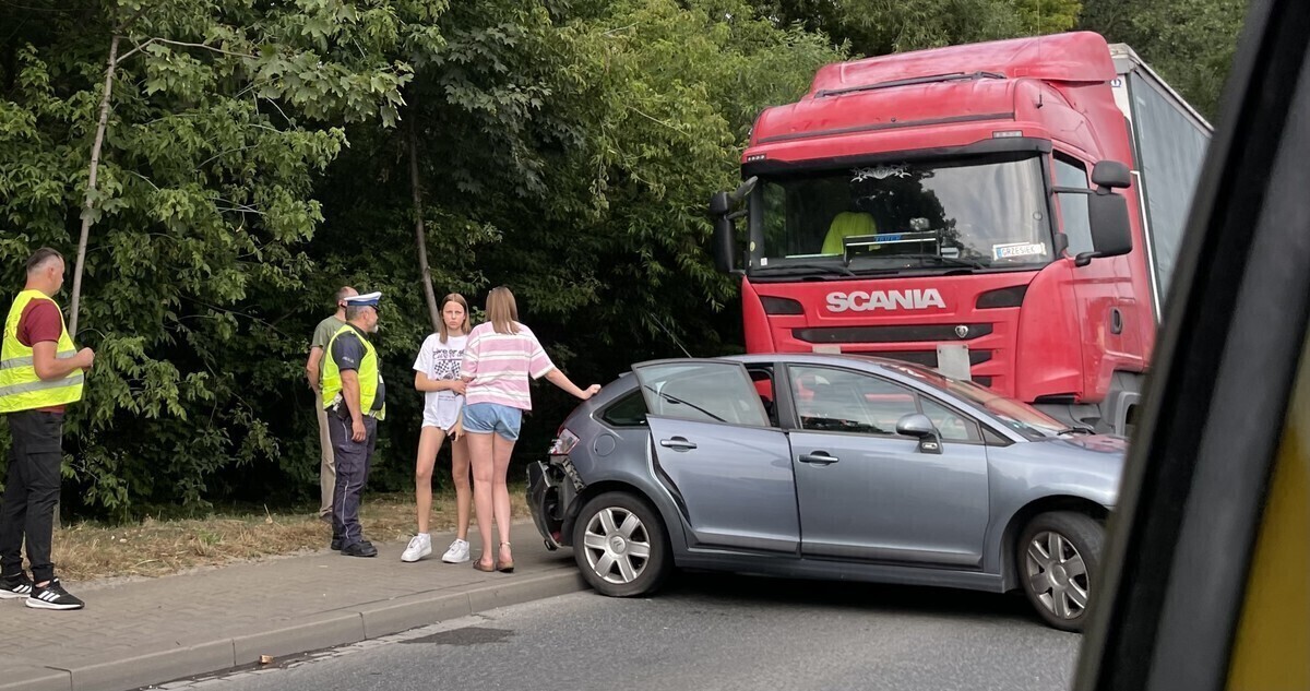 Zderzenie tira i osobówki w Piotrkowie