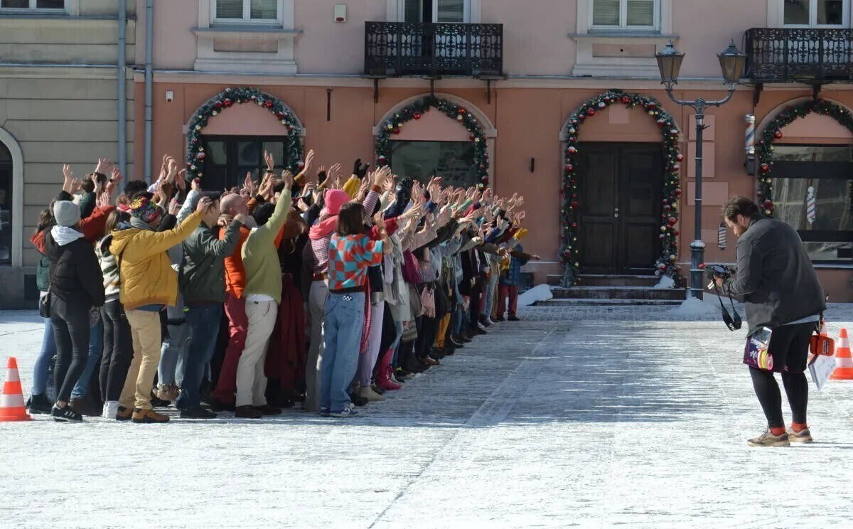 W Rynku Trybunalskim spadł śnieg ZDJĘCIA