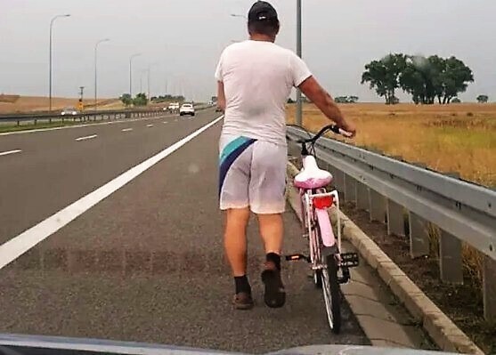 Wsiadł na rower i chciał ekspresówką dojechać na randkę