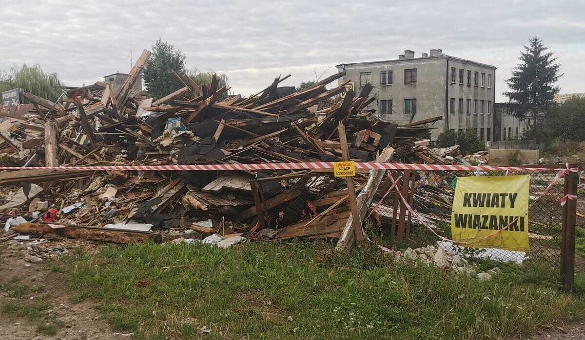 Teren rozbiórki ogrodzony