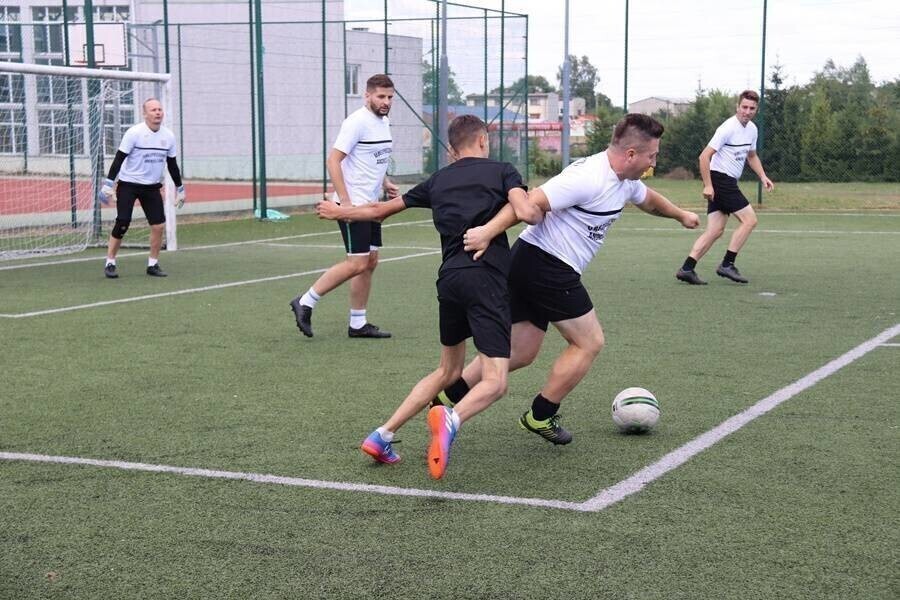 Świętowali 20-lecie i zmagali się na murawie