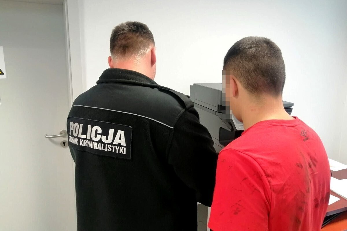 19-latek wybijał szyby w bloku. Był pijany