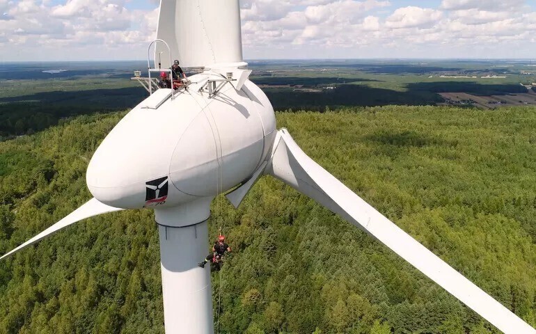 Strażacy ćwiczyli na wiatrakach
