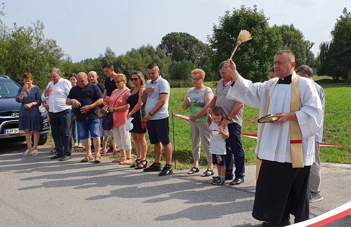 Gieski z nową drogą i... altaną