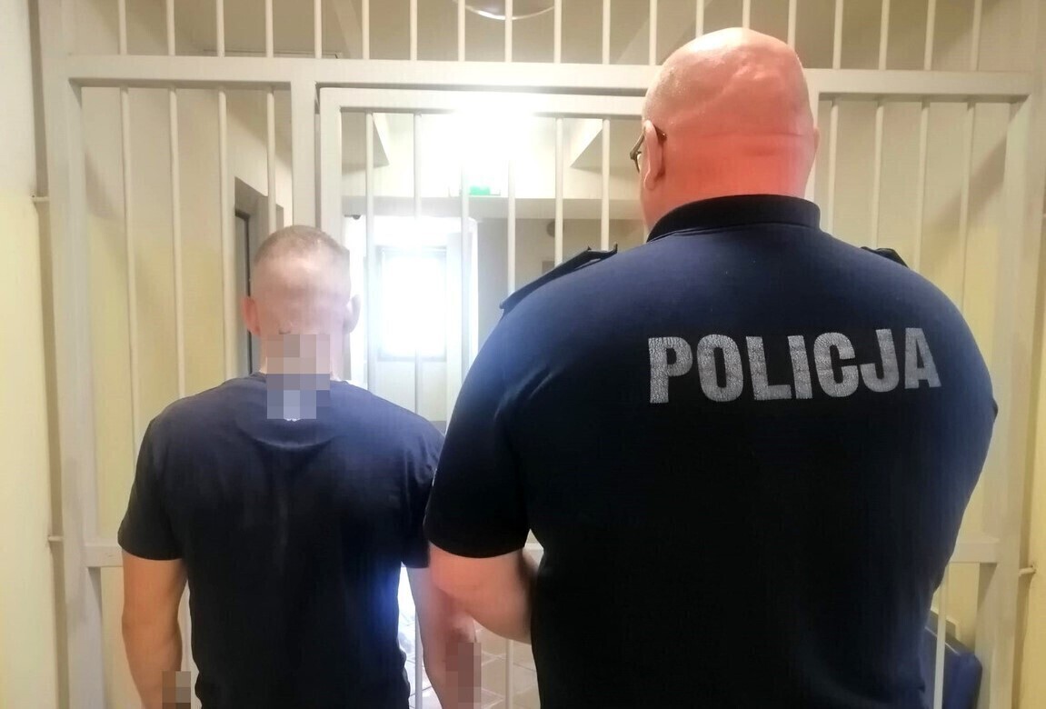 Był poszukiwany. Przyszedł pod komendę i zaczął... przeklinać